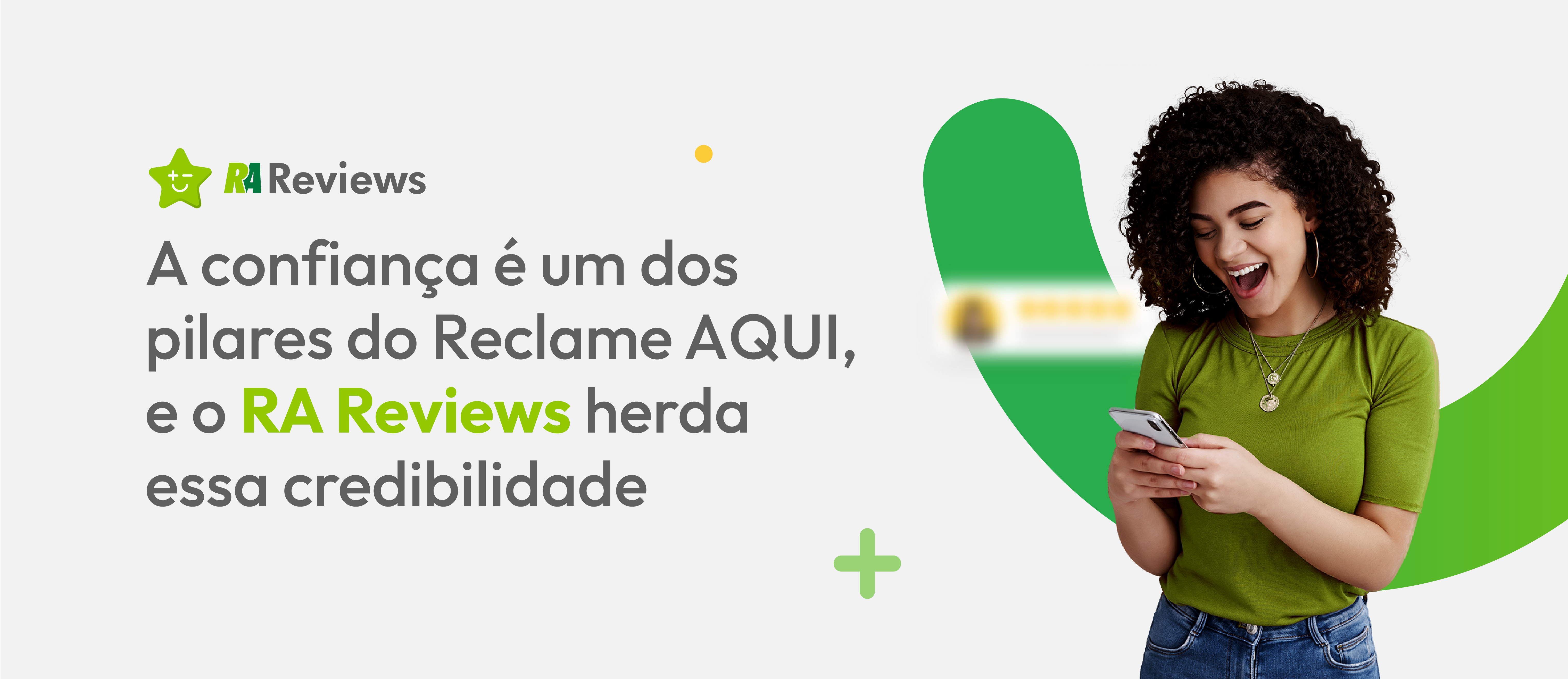 Mulher negra a direita mexendo no celular com feição de espando e tetxo a esquerda "A confiança é um dos pilares do Reclame AQUI, e o RA Reviews herda essa credibilidade"