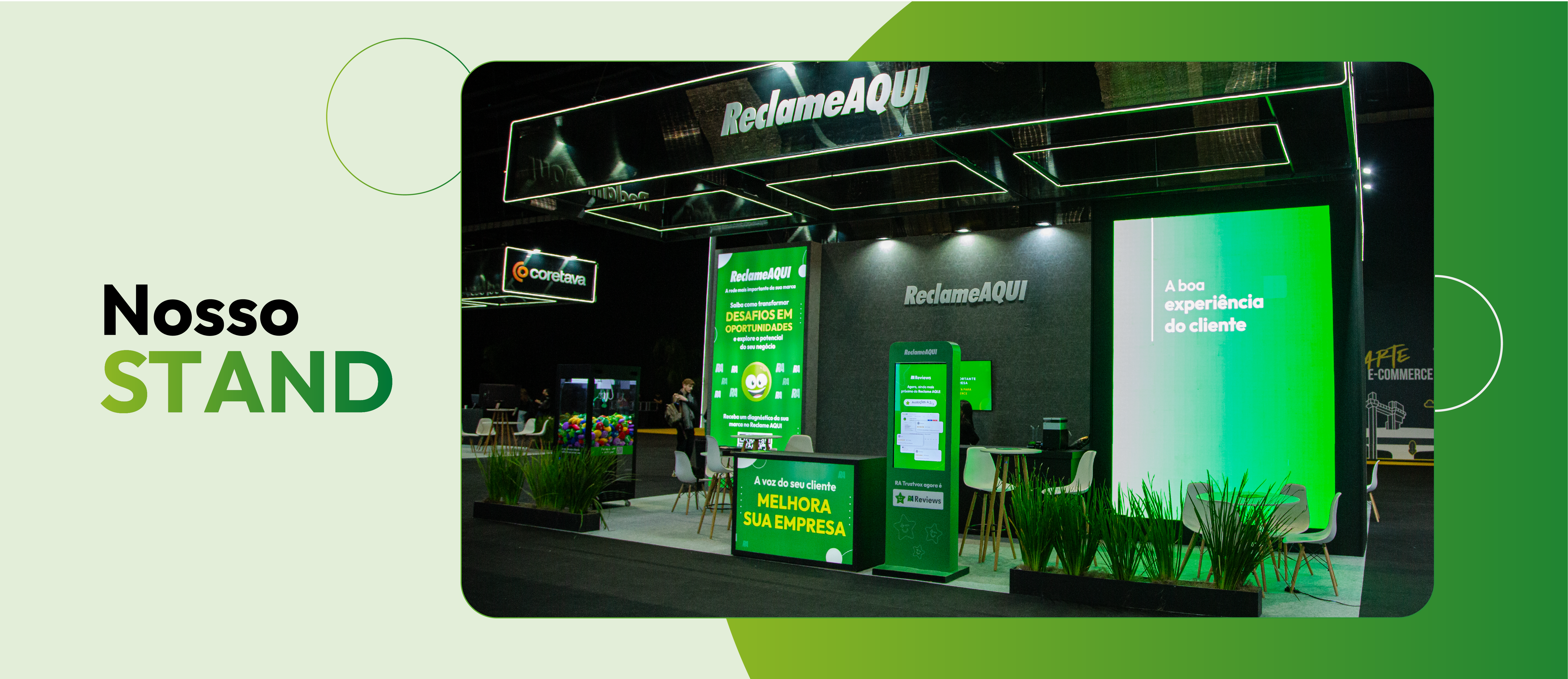 Uma foto do stand do Reclame AQUI no Fórum E-commerce Brasil 2024 a esquerda. A direita a frase "Nosso stand"
