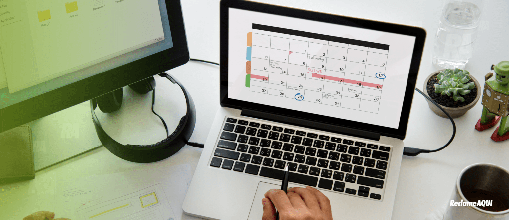 notebook com calendário de datas sazonais