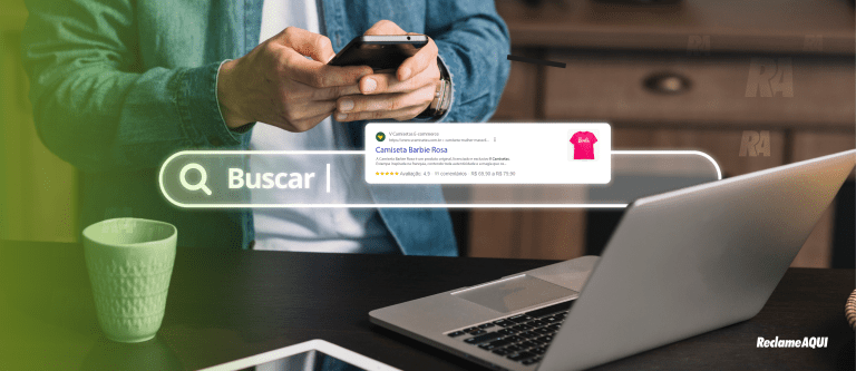 Capa do blog com estratégias para diminuir o custo por clique apresenta um homem segurando celular ao fundo com uma barra de pesquisa em primeiro plano e o produto "Camiseta Barbie Rosa" em destaque.