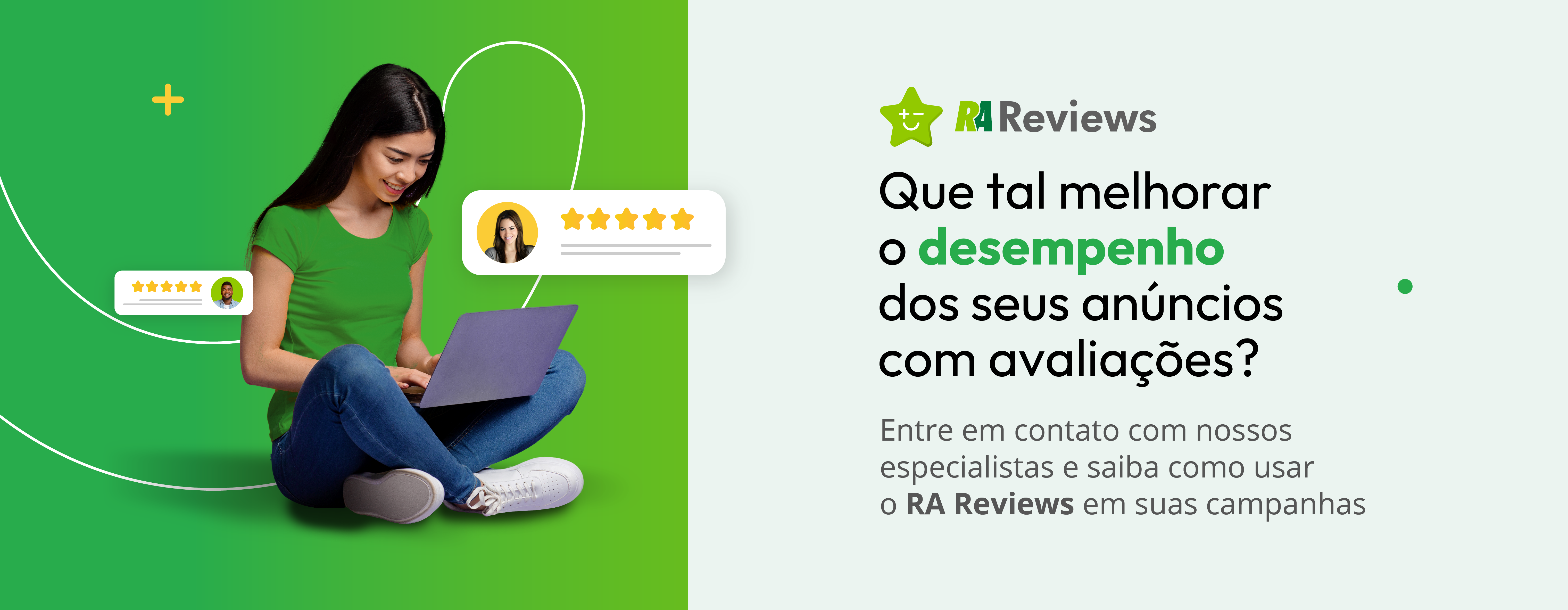 Uma mulher sentada com um notbook no colo à direita e à esquerda o seguinte texto: Que tal melhorar o desempenho dos seus anúncios com avaliações? Entre em contato com nossos especialistas e saiba como usar o RA Reviews em suas campanhas.