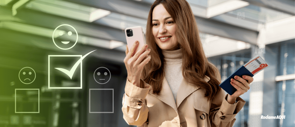 Mulher olhando para celular e sorrindo