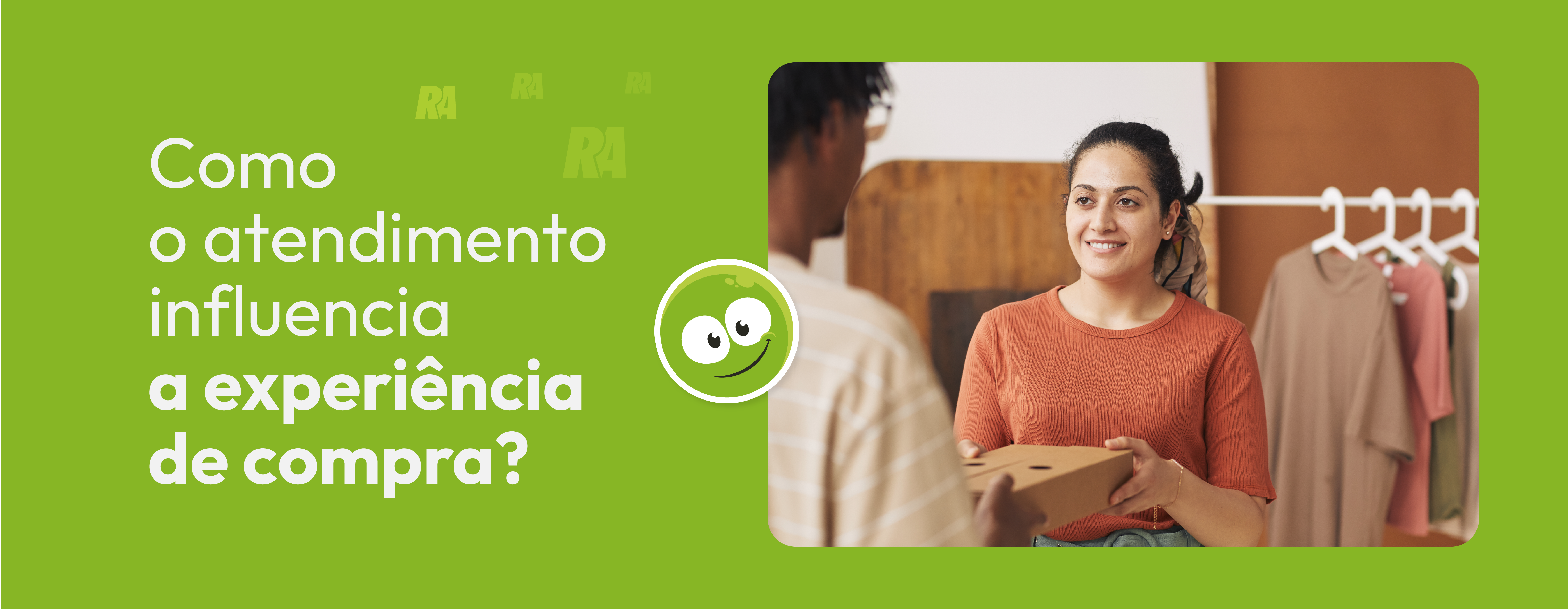 Mulher entregando uma caixa para um homem e frase em destaque: Como o atendimento influencia a experiencia de compra 