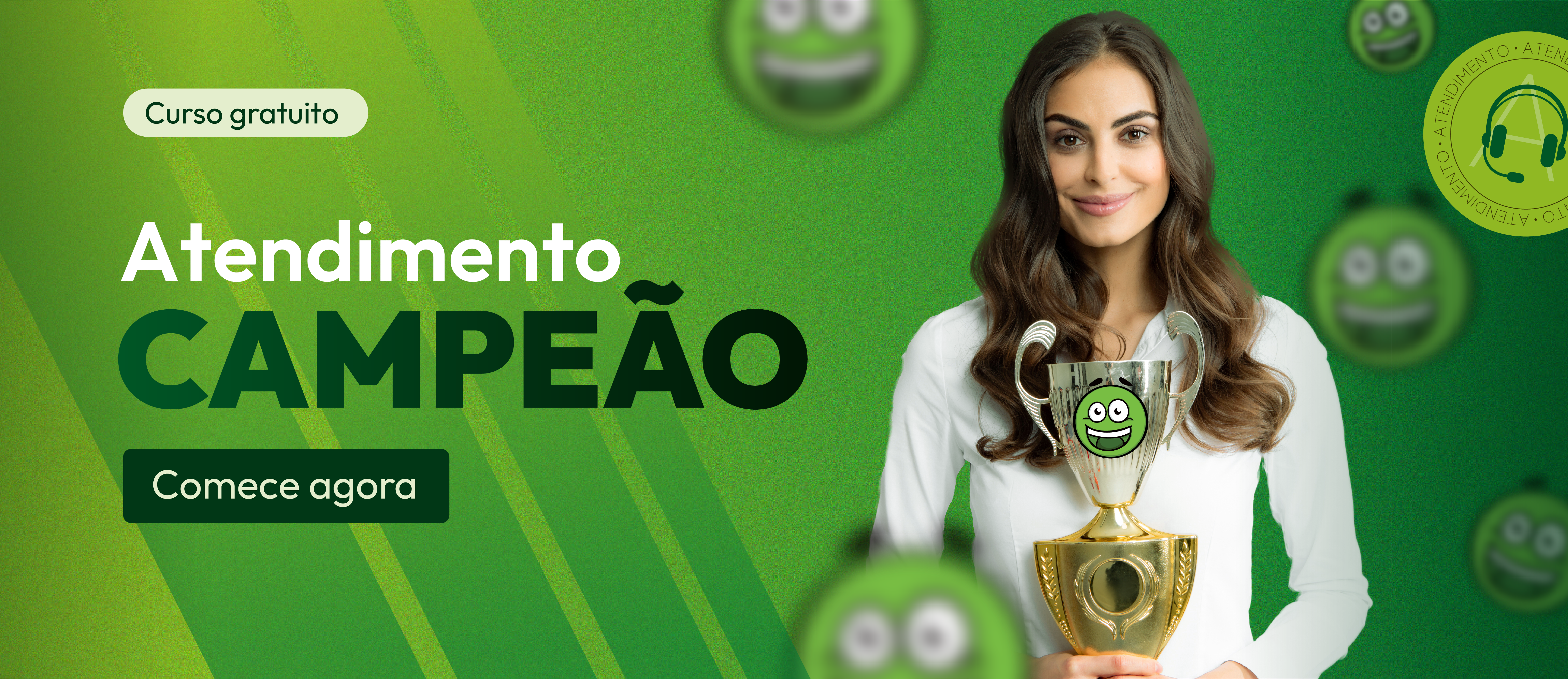 Imagem de uma mulher brancas com cabelos longos e camisa branca segurando um troféu com o rosto do mascote do Reclame AQUI (Ervilho)