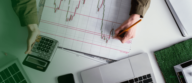 Homem segurando calculadora e escrevendo