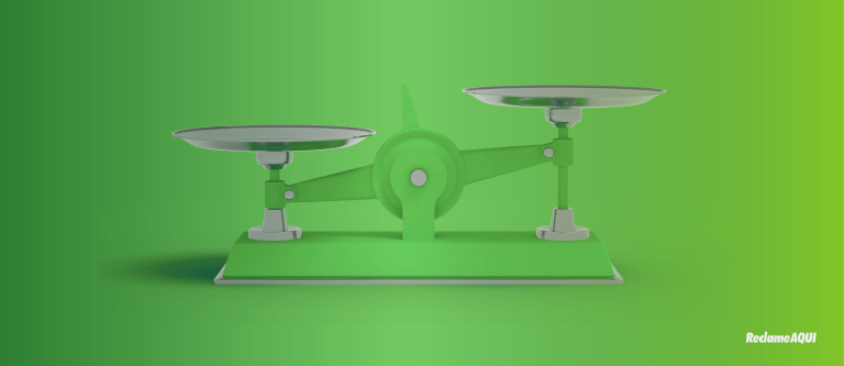 balança com fundo verde