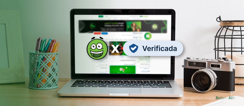 notebook com logo de reputação e selo de verificação