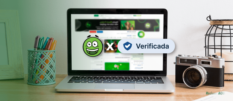 notebook com logo de reputação e selo de verificação