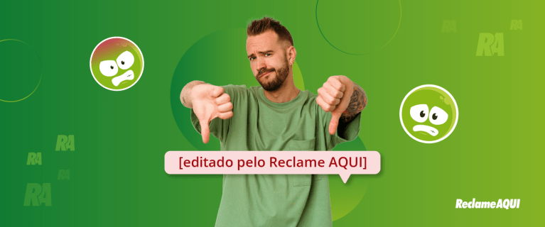 homem com os indicadores para baixo