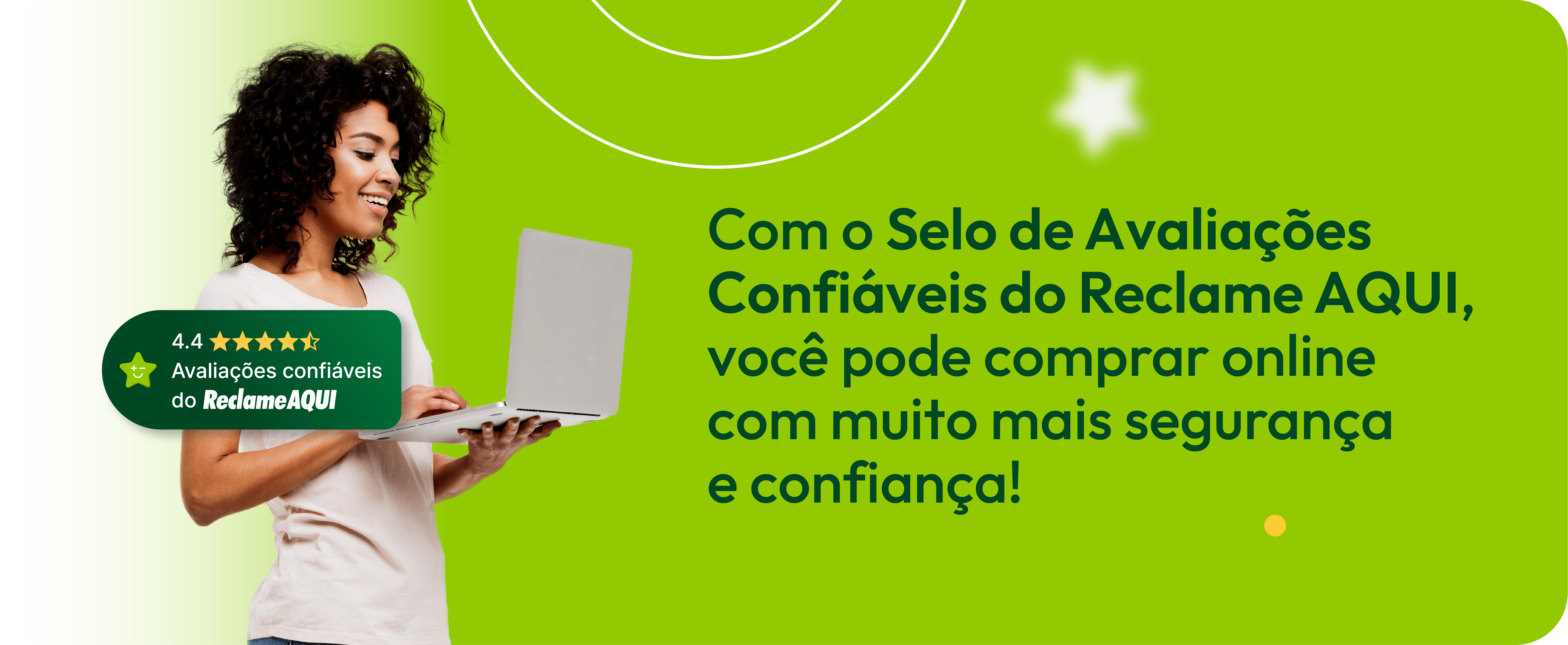 Mulher de pele morena com o cabelo cacheado e um notebook na mão e em primeiro plano o selo de Avaliações Confiáveis do Reclame AQUI. Ao seu lado a frase "Com o Selo de Avaliações Confiáveis do Reclame AQUI, você pode comprar online com muito mais segurança e confiança! " 