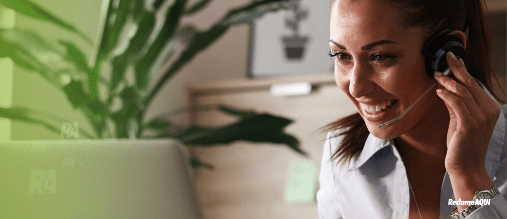Atendente falando ao telefone e sorrindo