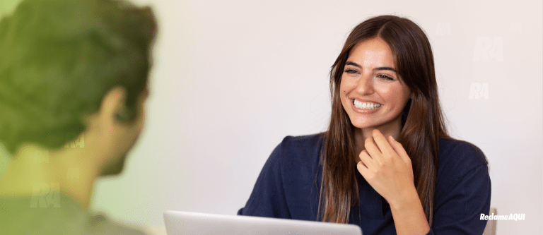 Atendente sorrindo para homem