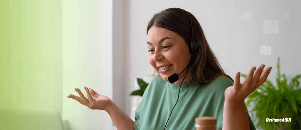 atendente com fone de ouvido conversando com o computador