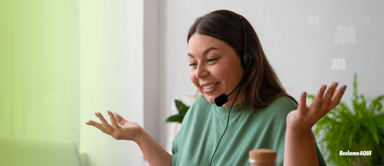 atendente com fone de ouvido conversando com o computador