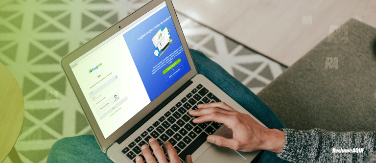 Um notebook com a tela de login do RA Hugme