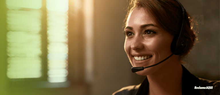 Mulher com fone de ouvido sorrindo