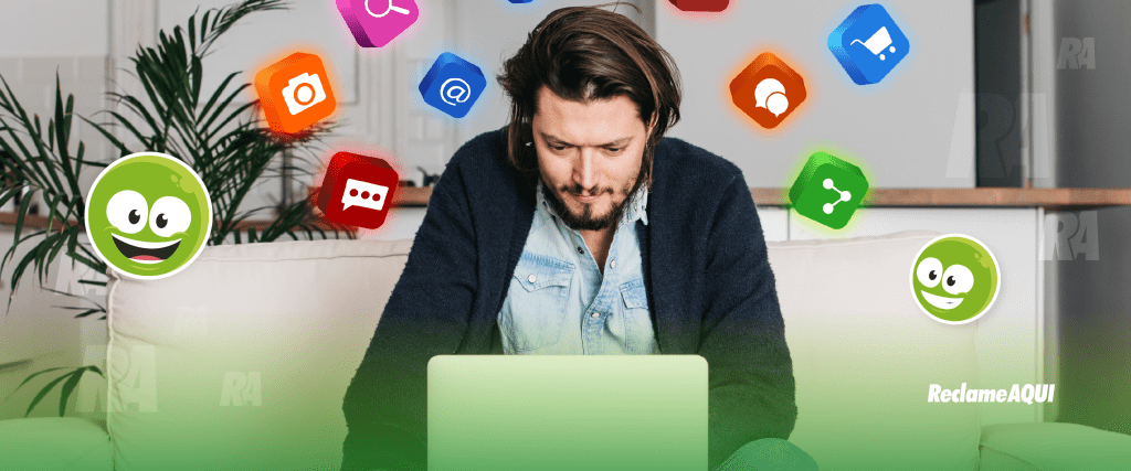 Homem usando notebook sentado em um sofá