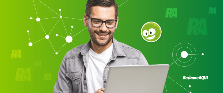 Homem olhando para op notebook e sorrindo