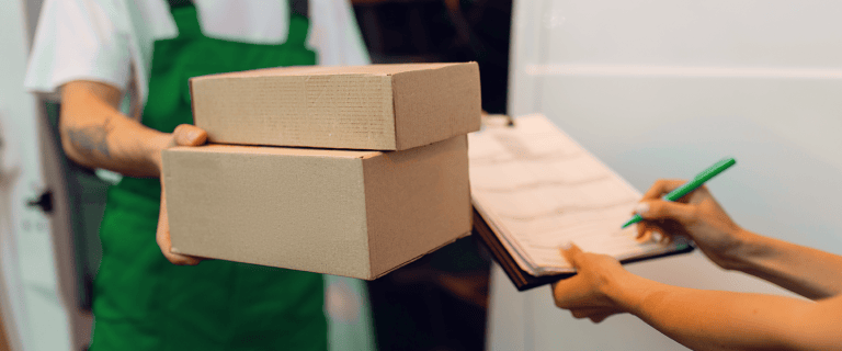 Entregador segurando caixas - golpe do frete falso black friday