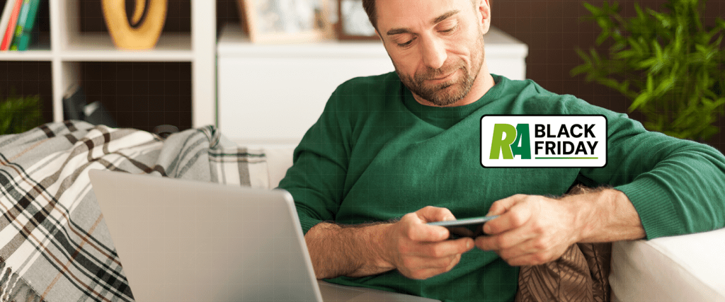 Consumidor verificando produtos em loja online durante a Black Friday