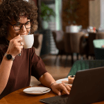 Quer comprar com mais segurança? Veja como entrar no Reclame AQUI e use a confiança a seu favor