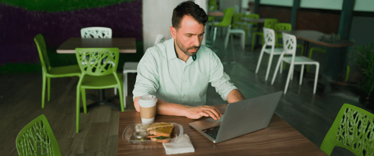 Homem utilizando notebook, representando usuário verificando lista de serviços de streaming bloqueados