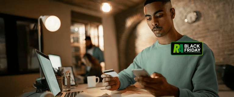 Homem no celular preocupado com golpe na Black Friday