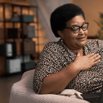 Mulher verificando reputação de loja no notebook com selo Black Friday Reclame AQUI