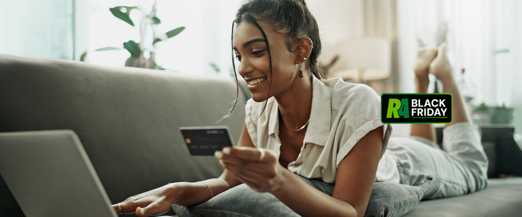 Mulher usando cartão de crédito para compra online durante a Black Friday, atenta a possíveis golpes
