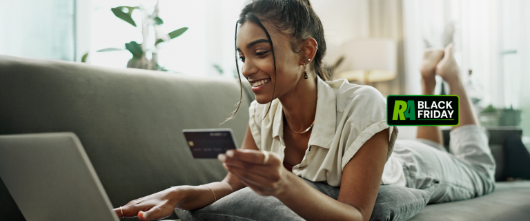 Mulher usando cartão de crédito para compra online durante a Black Friday, atenta a possíveis golpes
