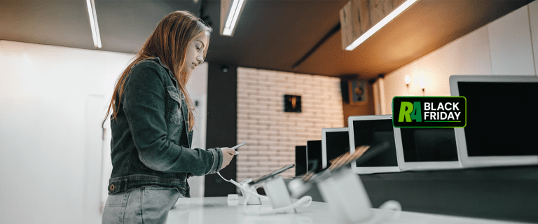Mulher checando promoções 11.11 com segurança no tablet