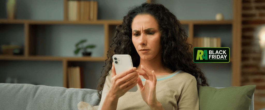 ulher preocupada segurando celular, alerta de sites suspeitos na Black Friday Reclame AQUI