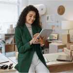 Empresária de e-commerce confirma os ajustes finais para a Black Friday 2025 em seu tablet