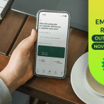 Smartphone exibindo o selo RA1000 do Reclame AQUI, destacando as empresas premiadas em outubro e novembro