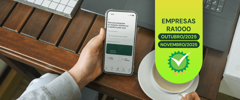 Smartphone exibindo o selo RA1000 do Reclame AQUI, destacando as empresas premiadas em outubro e novembro
